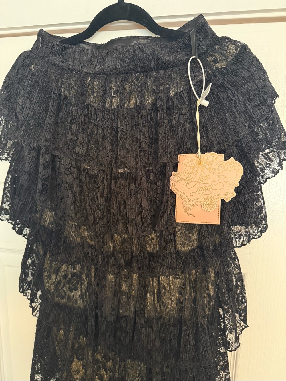 Elegant Black Lace Tiered Long-Sleeve Dress with Gold Bodice - Picture 4 of 10